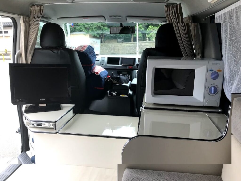 助手席の後方にはテレビ。
運転席の後方には電子レンジが
備えつけられています。