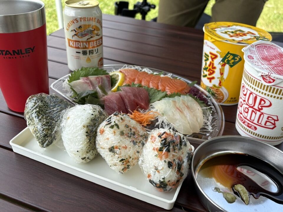 ボイボイキャンプ場で食べたおにぎりとカップヌードルの昼食