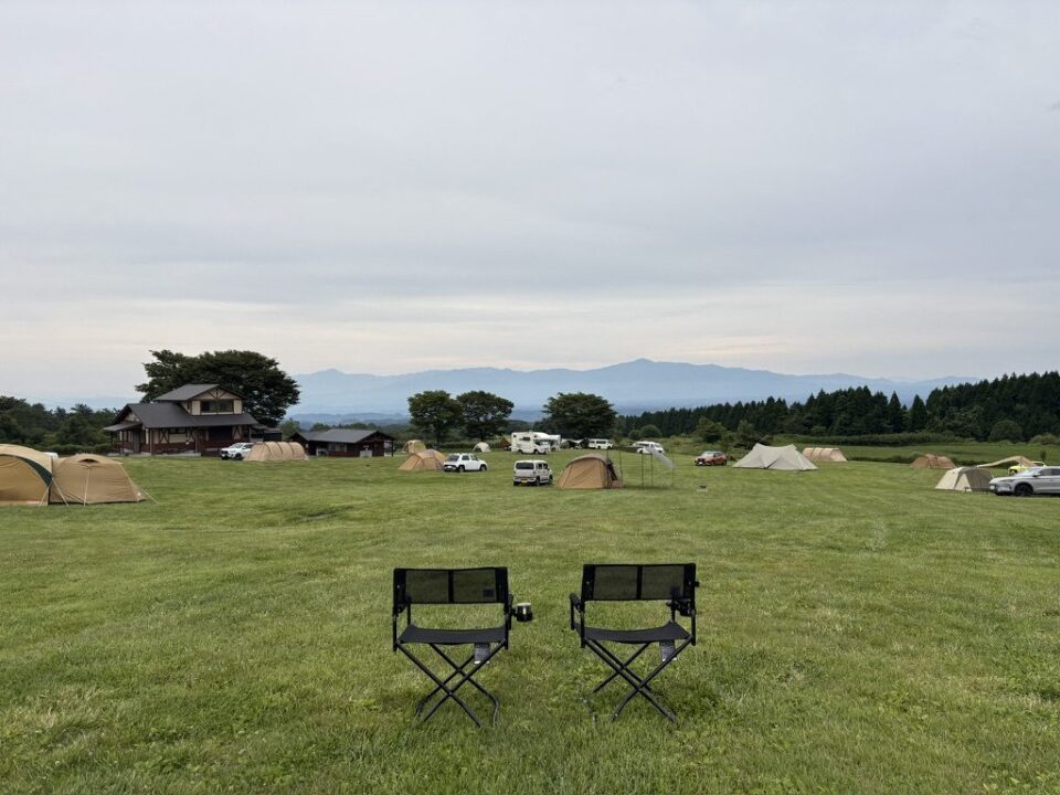 朝のボイボイキャンプ場で朝日を待ちながらコーヒーを楽しむ準備をした様子
