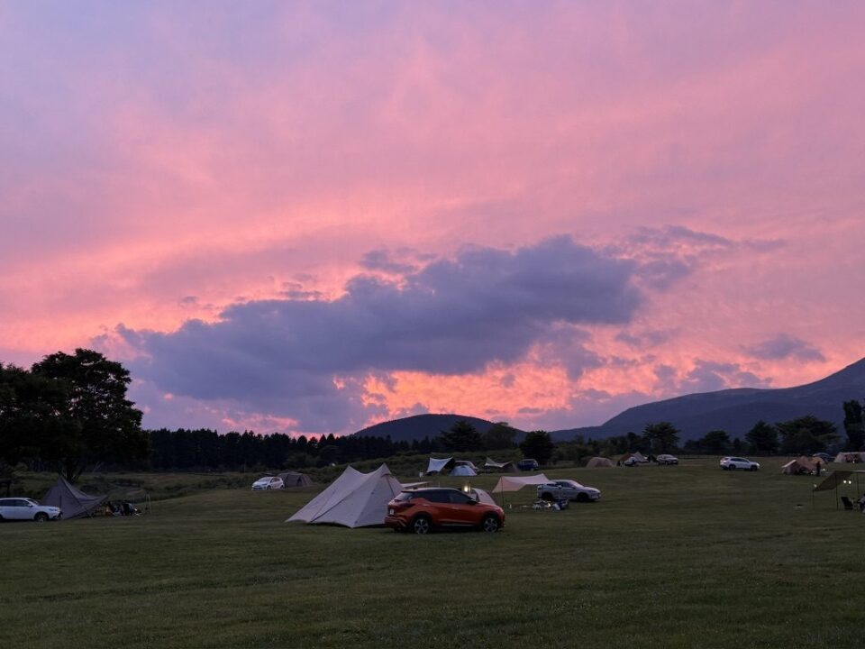 夕焼けに染まるボイボイキャンプ場の風景