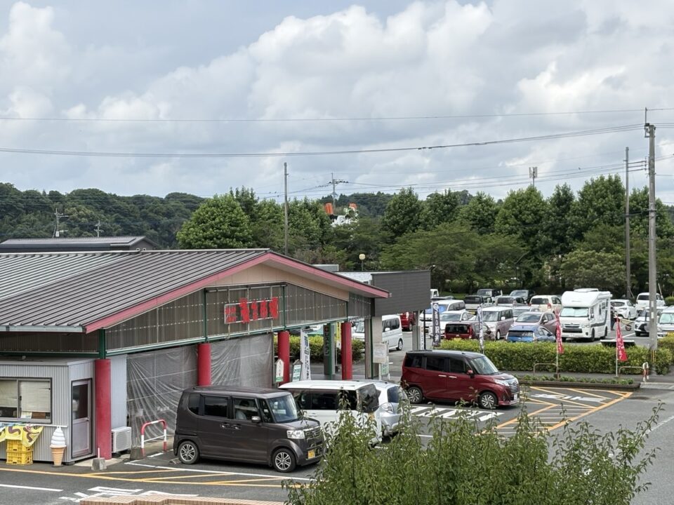 道の駅 泗水養生市場の駐車場と奥に停めたキャンピングカー