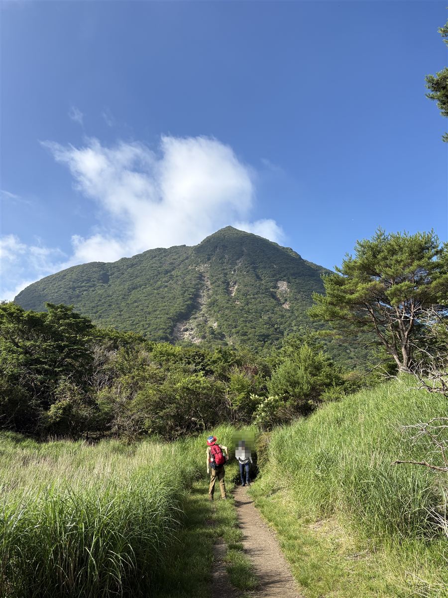 雨ヶ池で振り返った一本道と背後の山