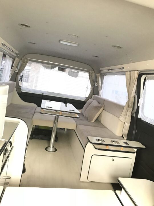 最初の1台だった中古バンコンの明るい車内