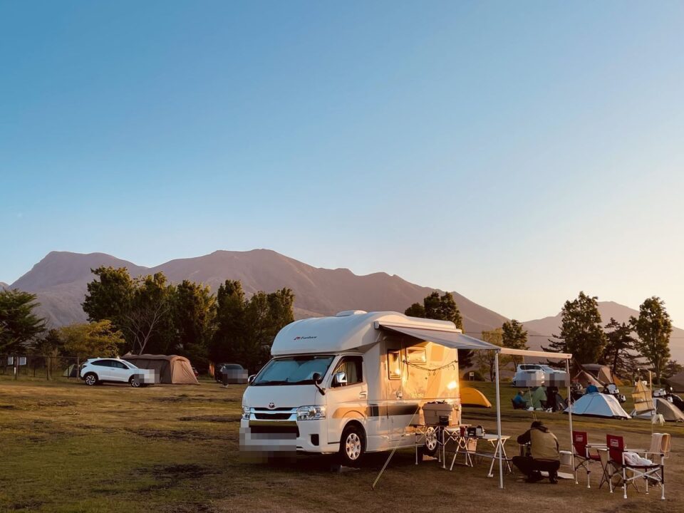 ボイボイキャンプ場でオーニングを広げて夕暮れを過ごすキャブコン