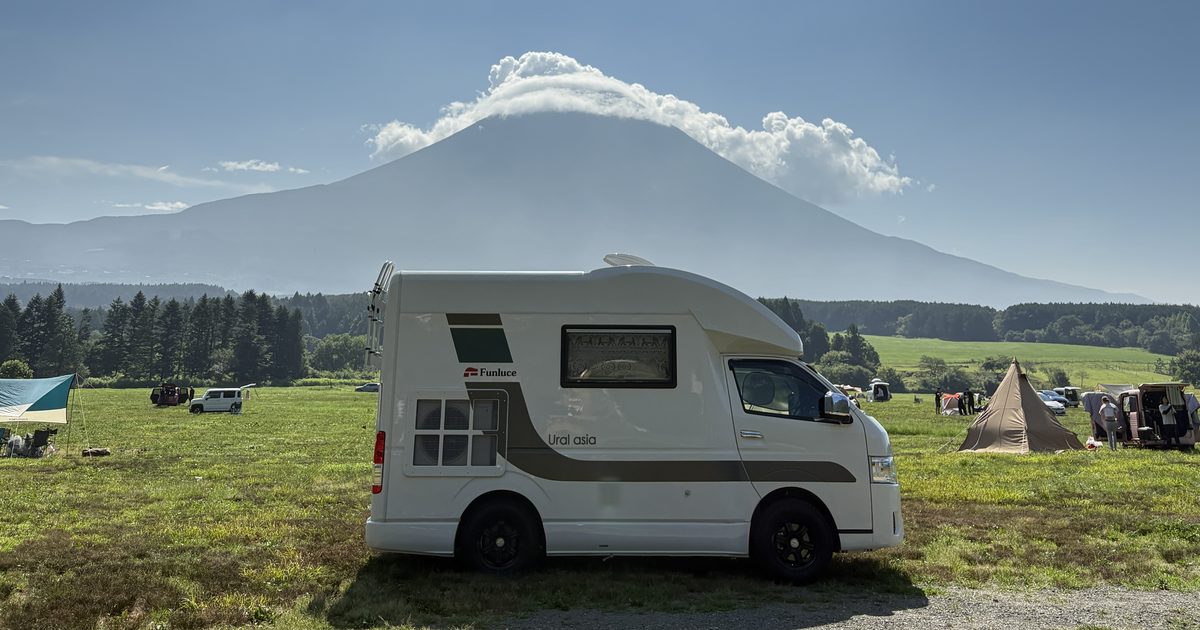 富士山を望むふもとっぱらキャンプ場に停めたキャブコン「ファンルーチェ・ウラル」