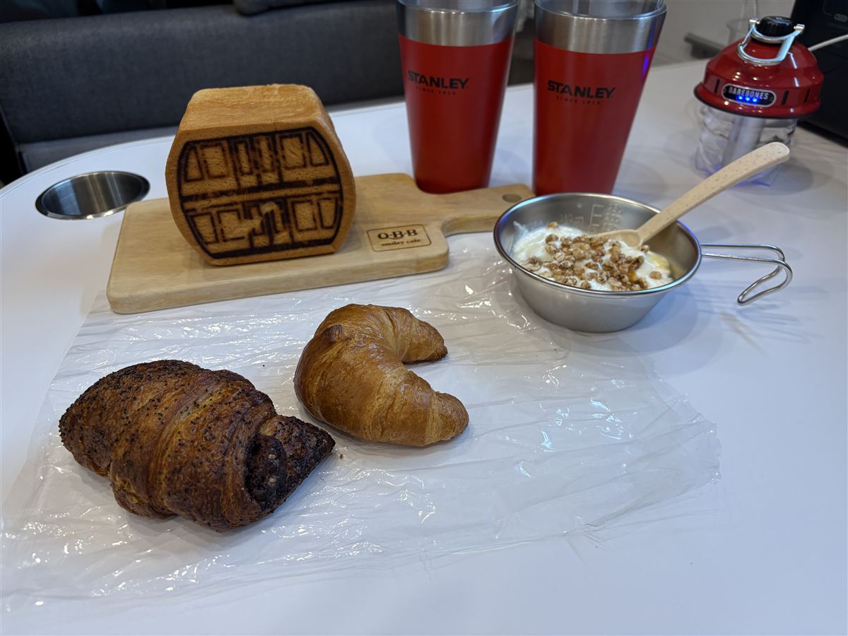 車中泊の朝食 クロワッサンとコーヒー