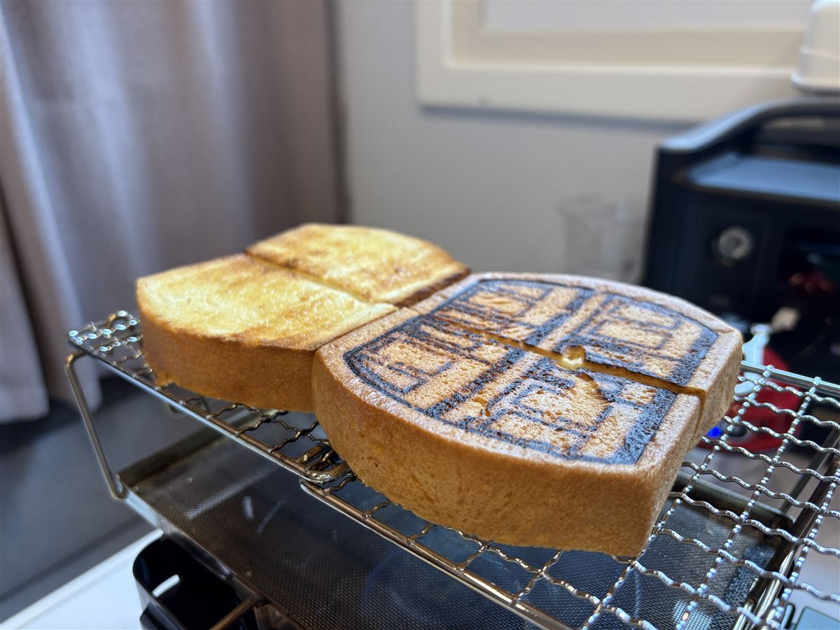 キャンピングカーの車内で焼いたゴンドラ食パンのトースト