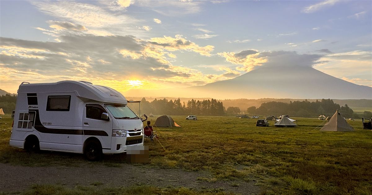 ふもとっぱらキャンプ場の朝焼けの富士山とキャンピングカー