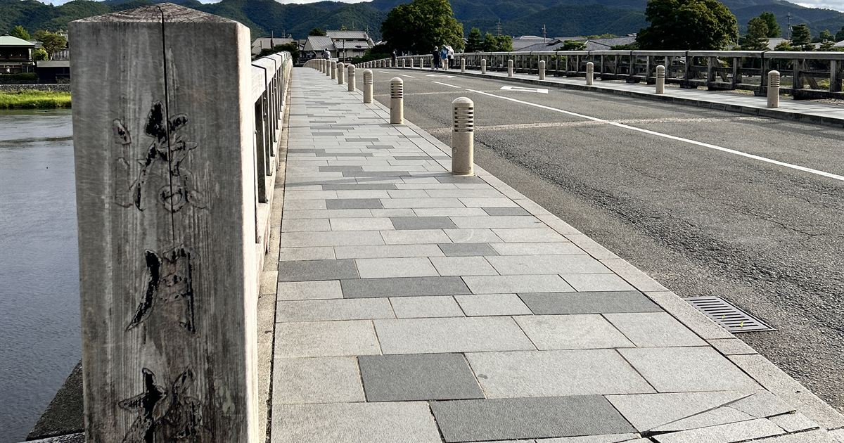 早朝の誰もいない嵐山・渡月橋
