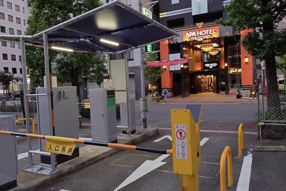 平面駐車場の入口ゲート。屋根が低くキャンピングカーは通れない
