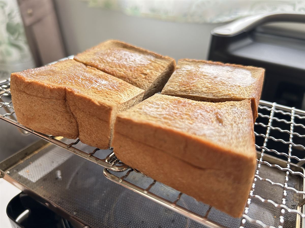 キャンピングカーの車内で焼いたトースト