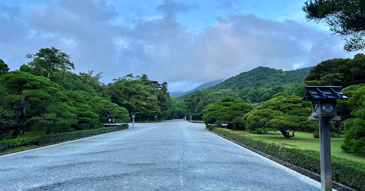 早朝の伊勢神宮内宮の誰もいない参道