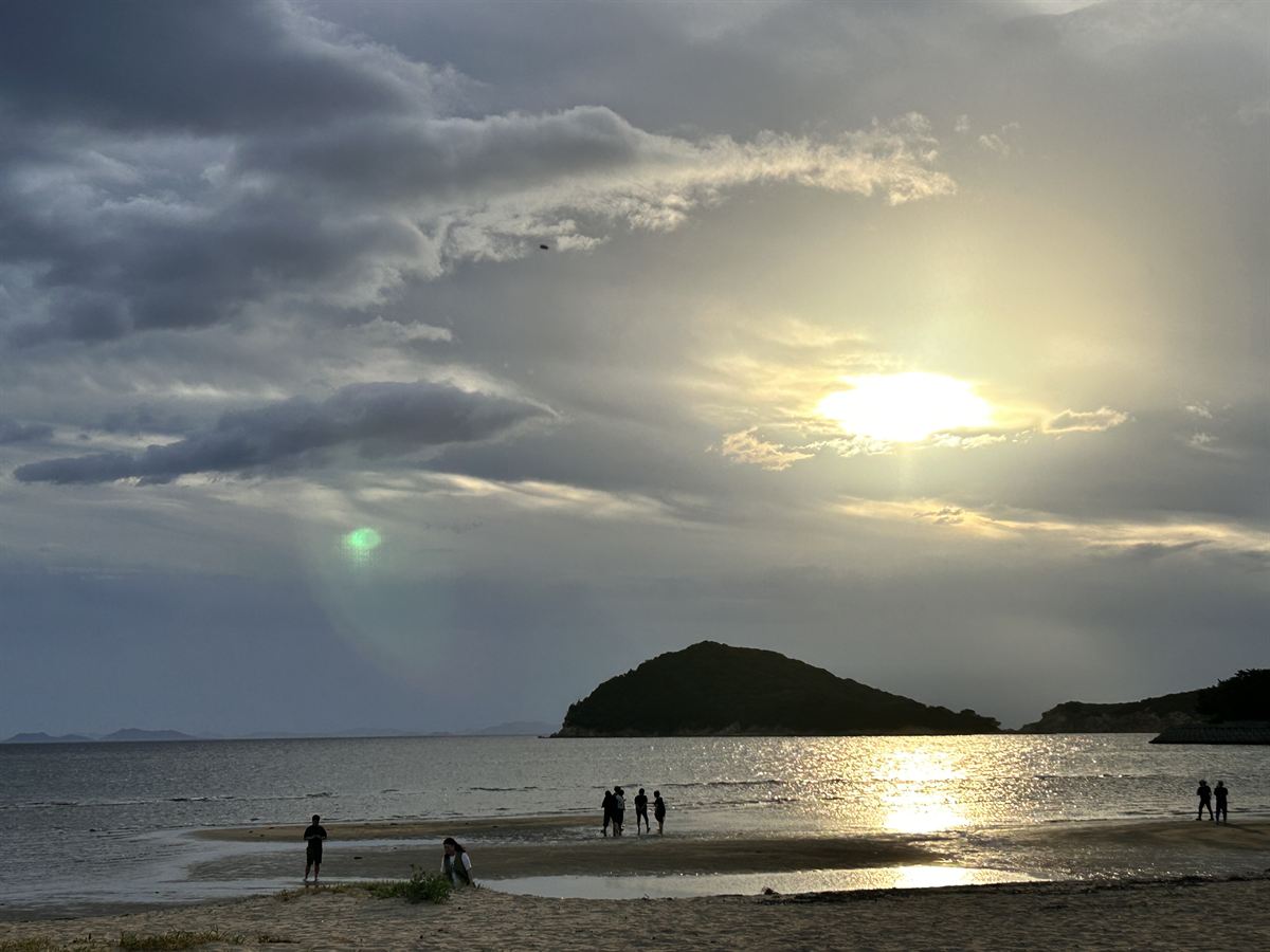 曇り空の父母ヶ浜の夕暮れ