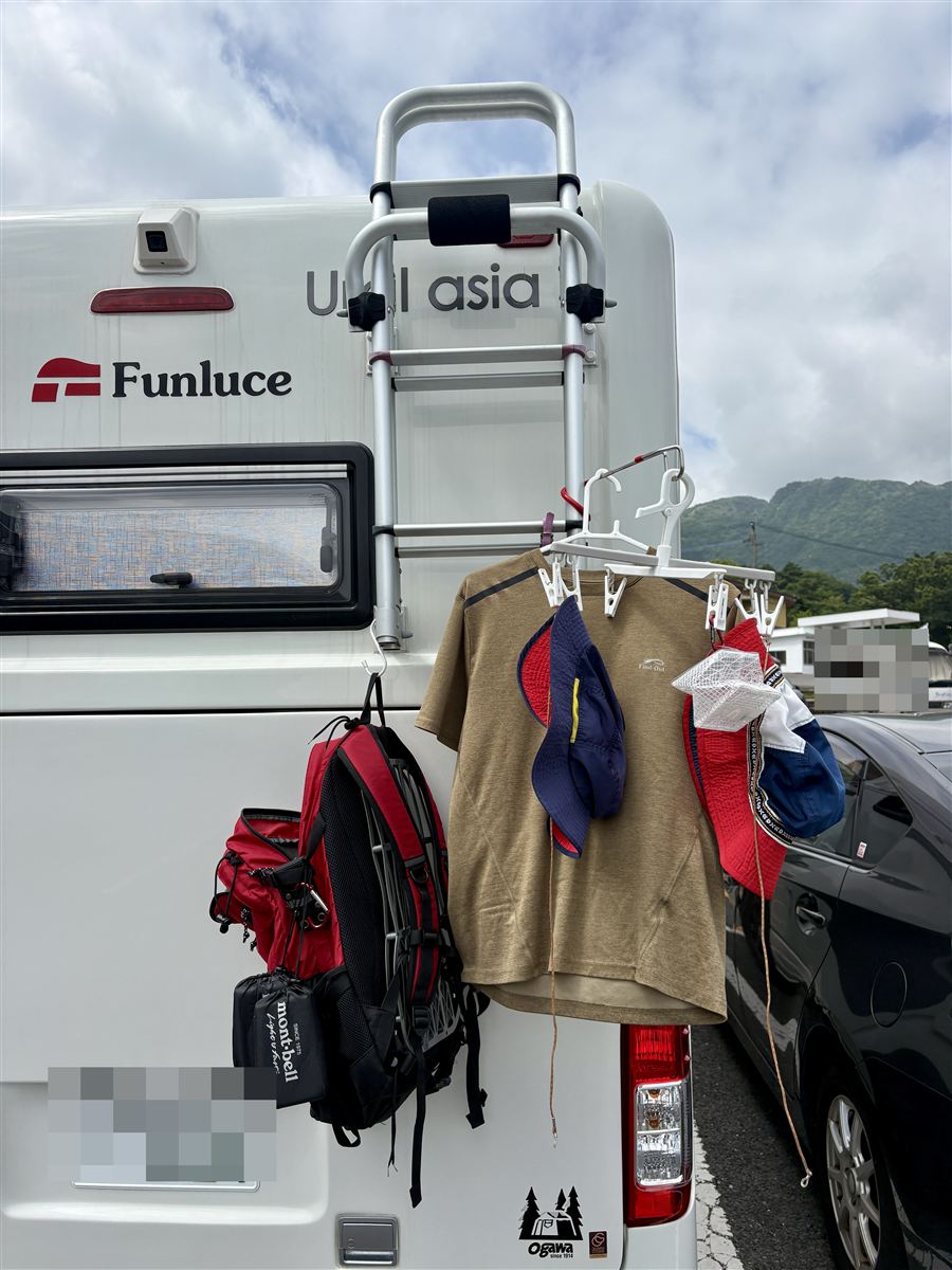 キャンピングカーの後部に干したTシャツと帽子