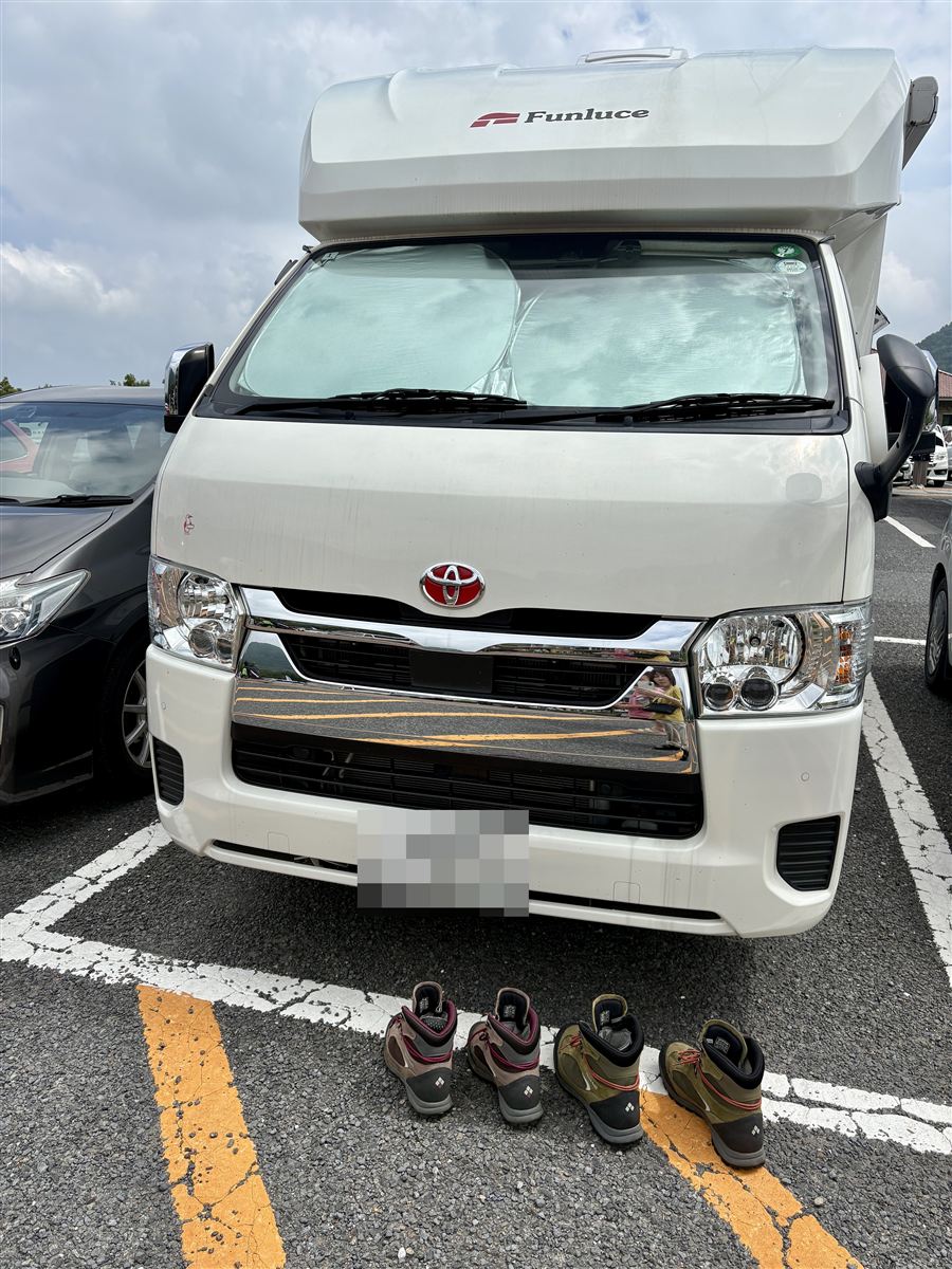 キャンピングカーの前に並べて乾かす登山靴