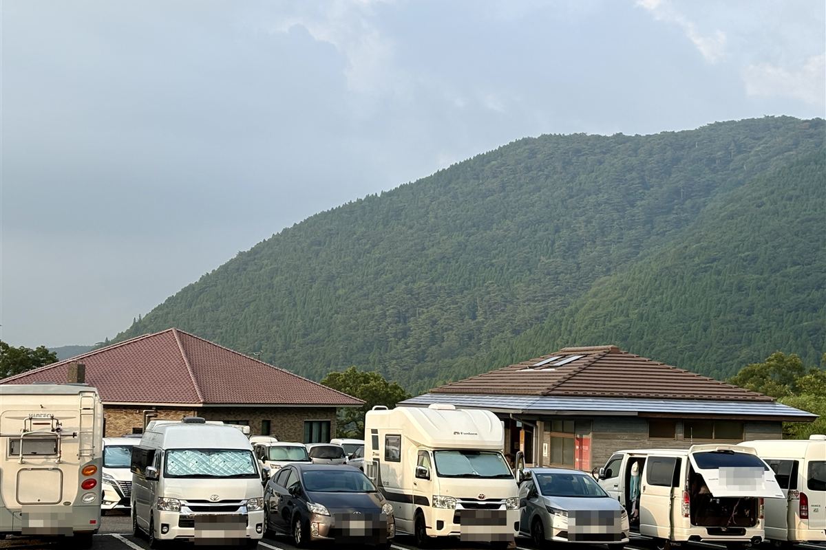 夕方の長者原ビジターセンター駐車場に並ぶキャンピングカー