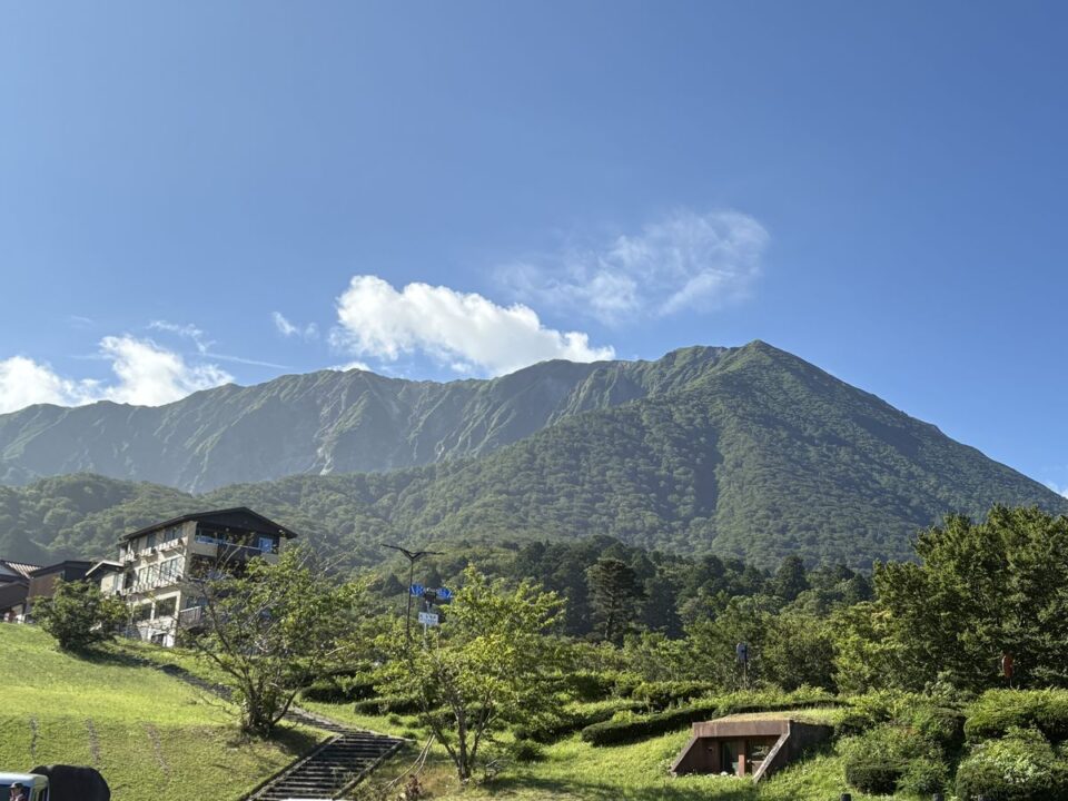 青空の大山の山容