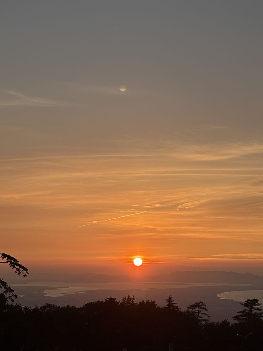 大山から眺めた夕日と遠くの日本海