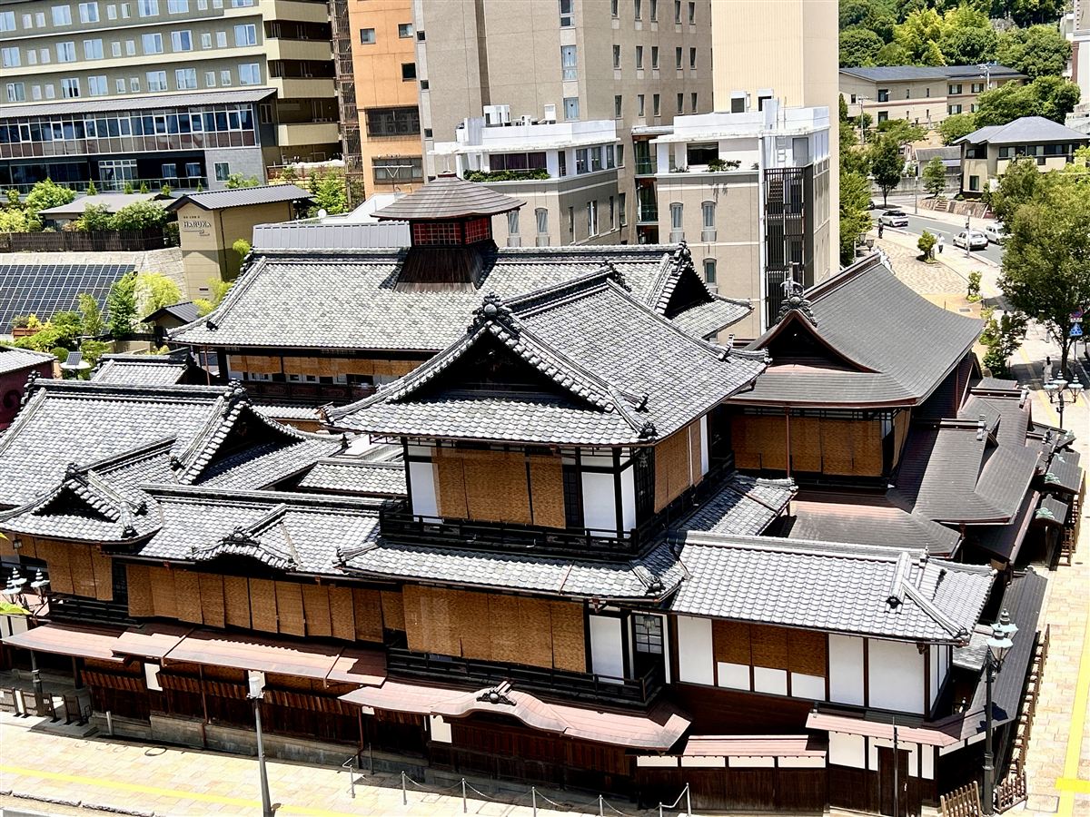 駐車場から見下ろした道後温泉本館の全景