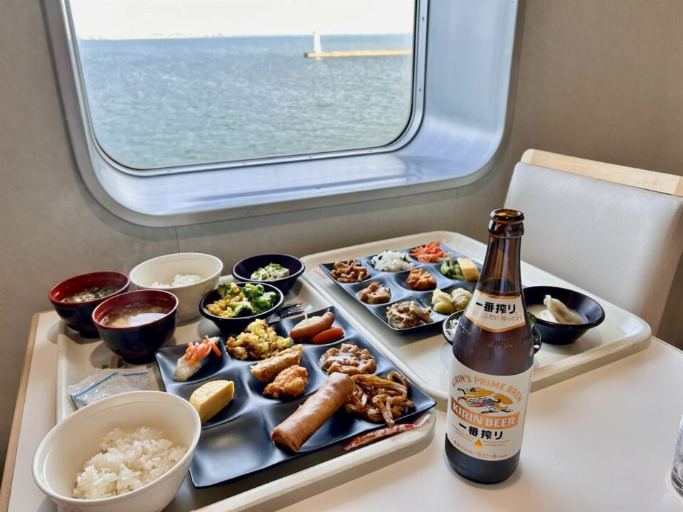 名門大洋フェリー船内のバイキング夕食と窓の外の海
