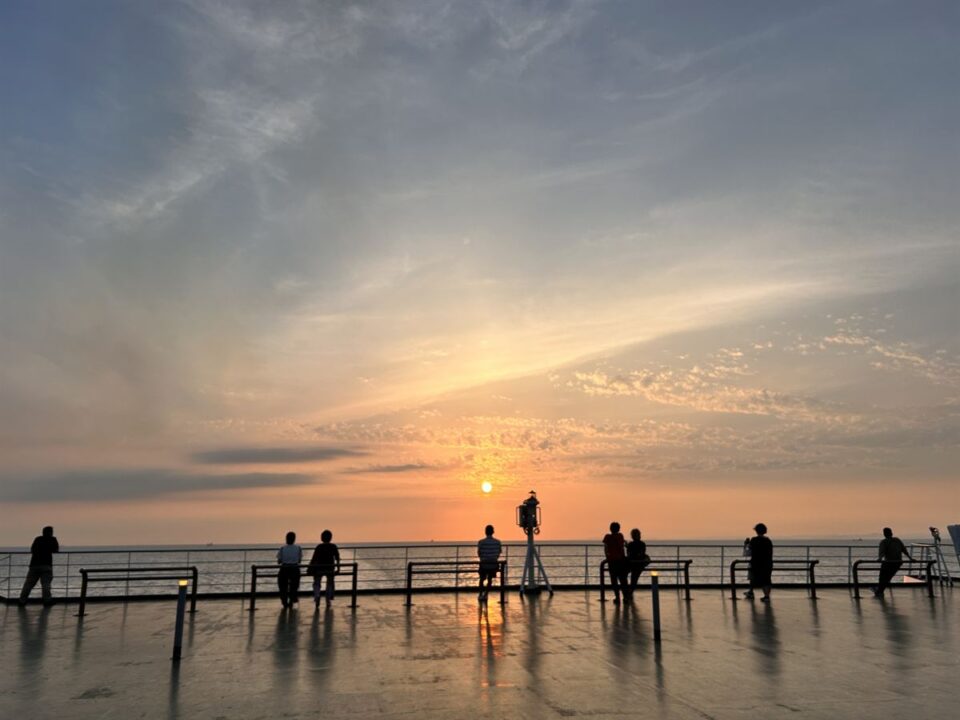 名門大洋フェリーの甲板から見た瀬戸内海に沈む夕日