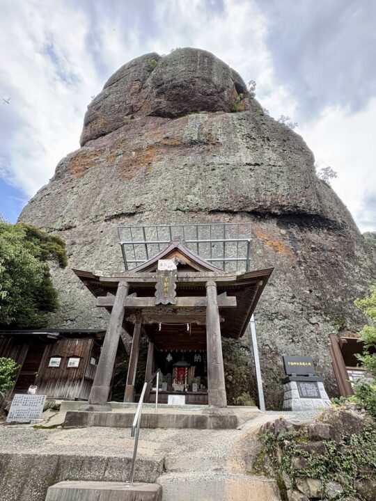熊本県山鹿市の不動岩を真下から見上げた迫力ある岩壁