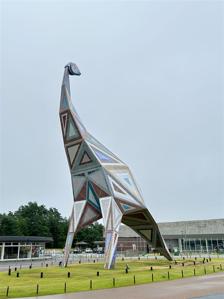 福井県立恐竜博物館の屋外モニュメント
