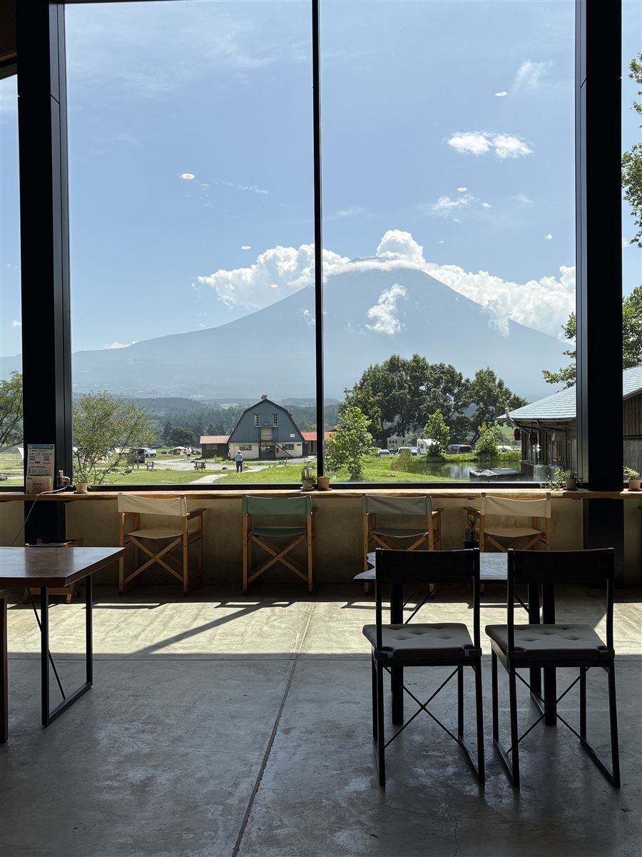 ふもとっぱら場内のカフェから見た富士山