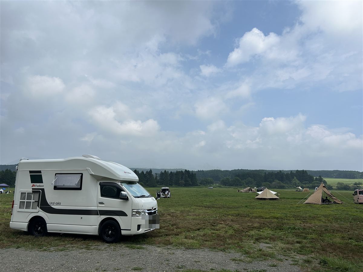 曇り空のふもとっぱらキャンプ場とキャンピングカー。富士山は見えない