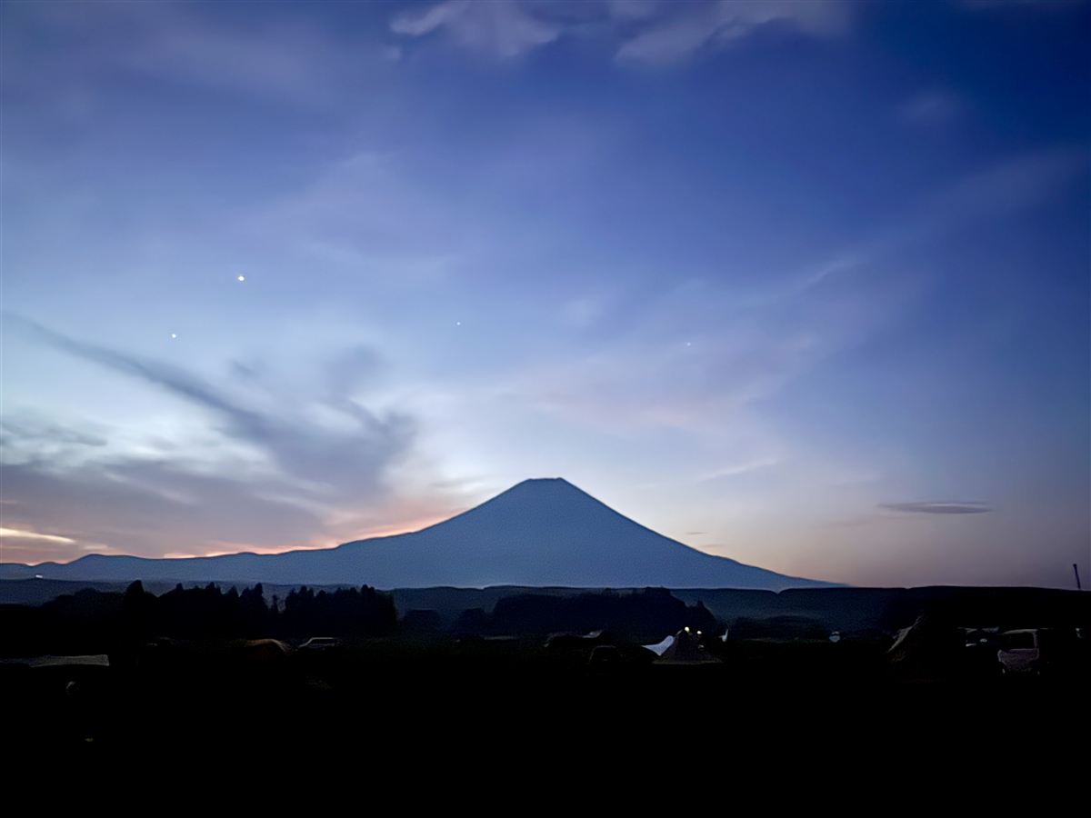 夜明け前のふもとっぱらに浮かぶ富士山のシルエット