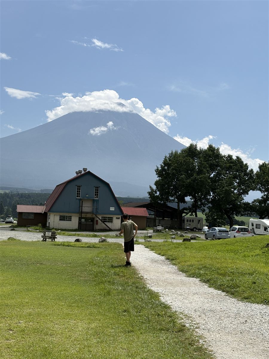 ふもとっぱら場内を散策する後ろ姿と富士山