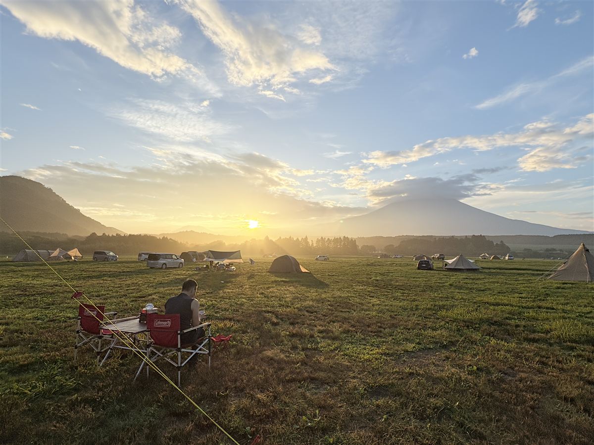 朝日が昇るふもとっぱらでチェアに座って日の出を待つ