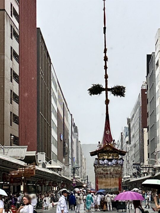 車内から見た雨の祇園祭山鉾巡行
