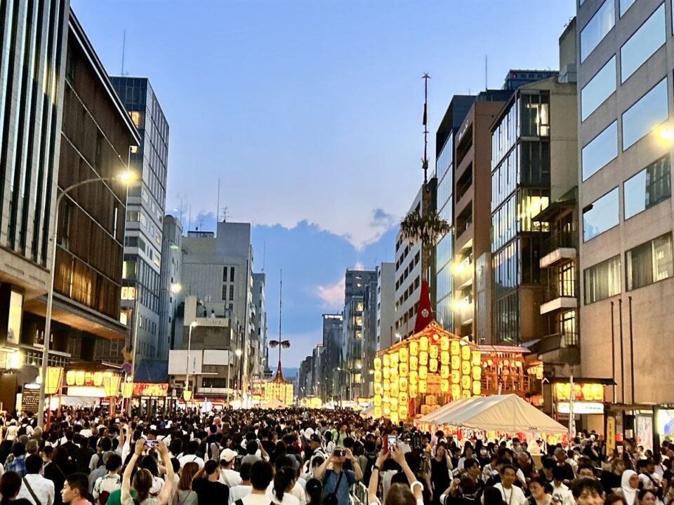 提灯がともる夜の祇園祭と鉾
