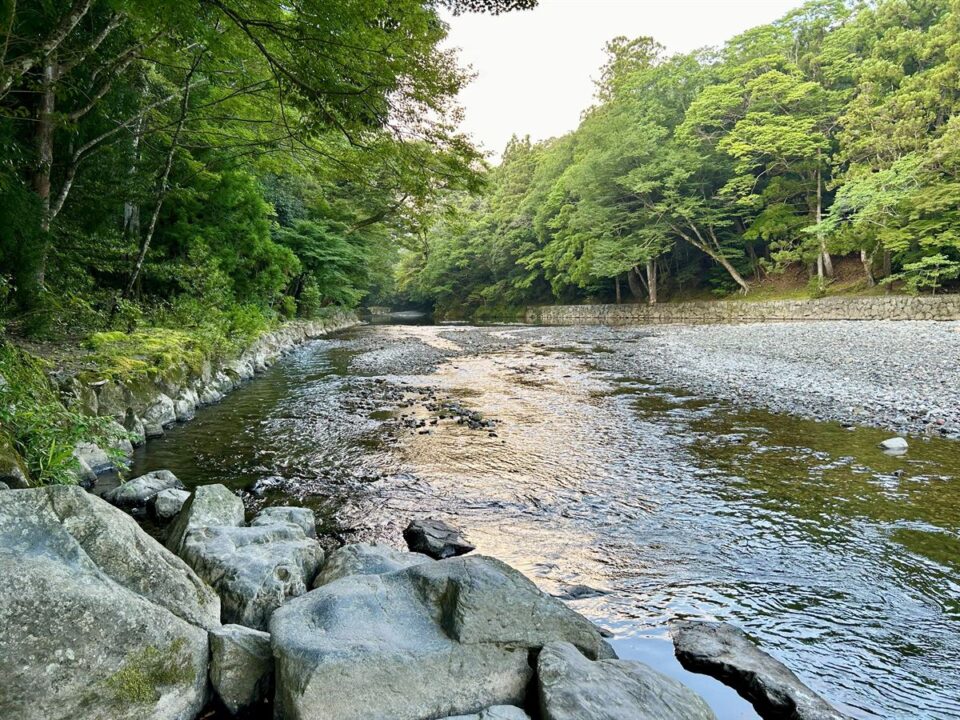 伊勢神宮内宮の五十鈴川御手洗場