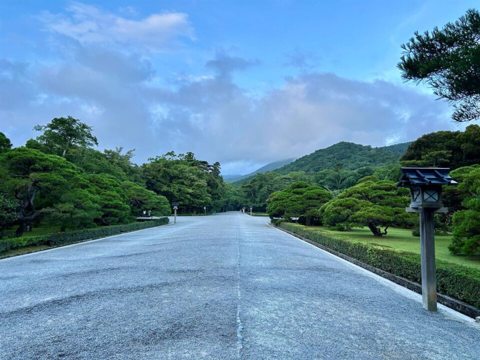 早朝の伊勢神宮内宮・神苑の広い参道