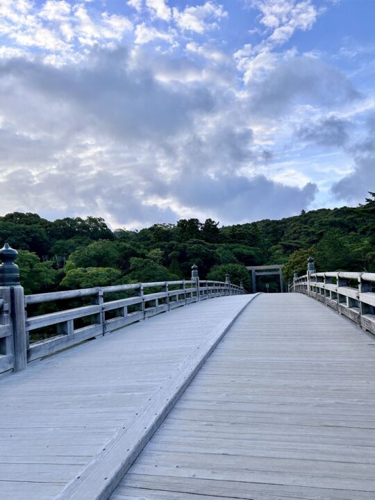 早朝の誰もいない伊勢神宮内宮の宇治橋