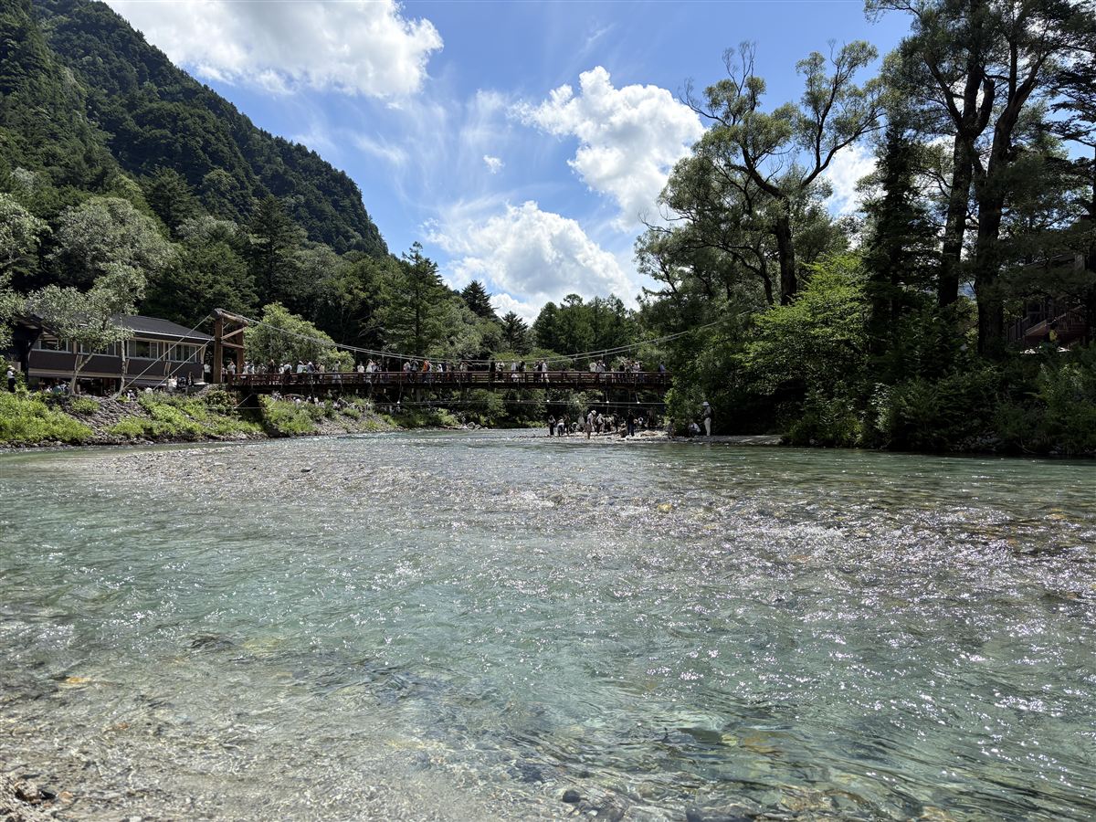 梓川ごしに見る河童橋