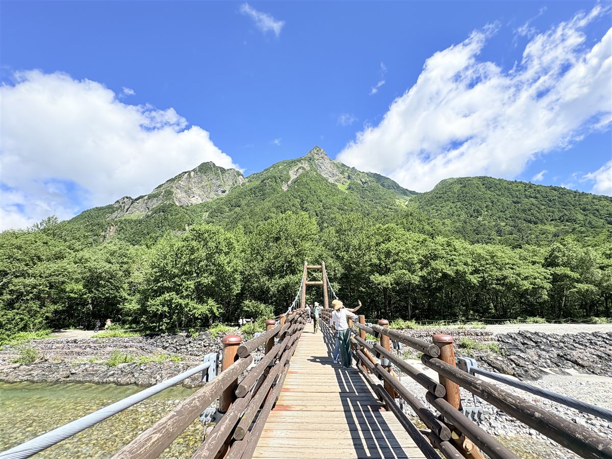 明神岳に向かって明神橋を渡る
