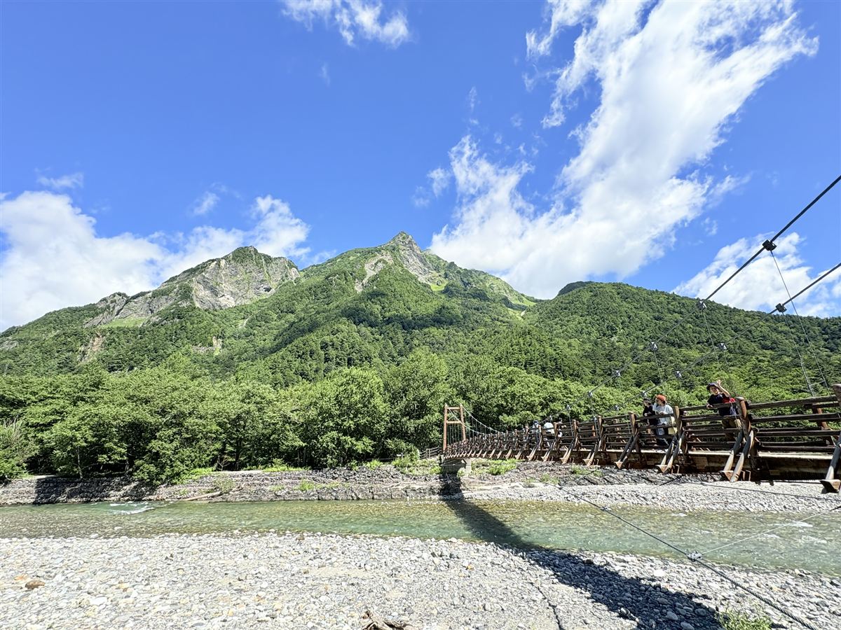上高地の明神橋と明神岳