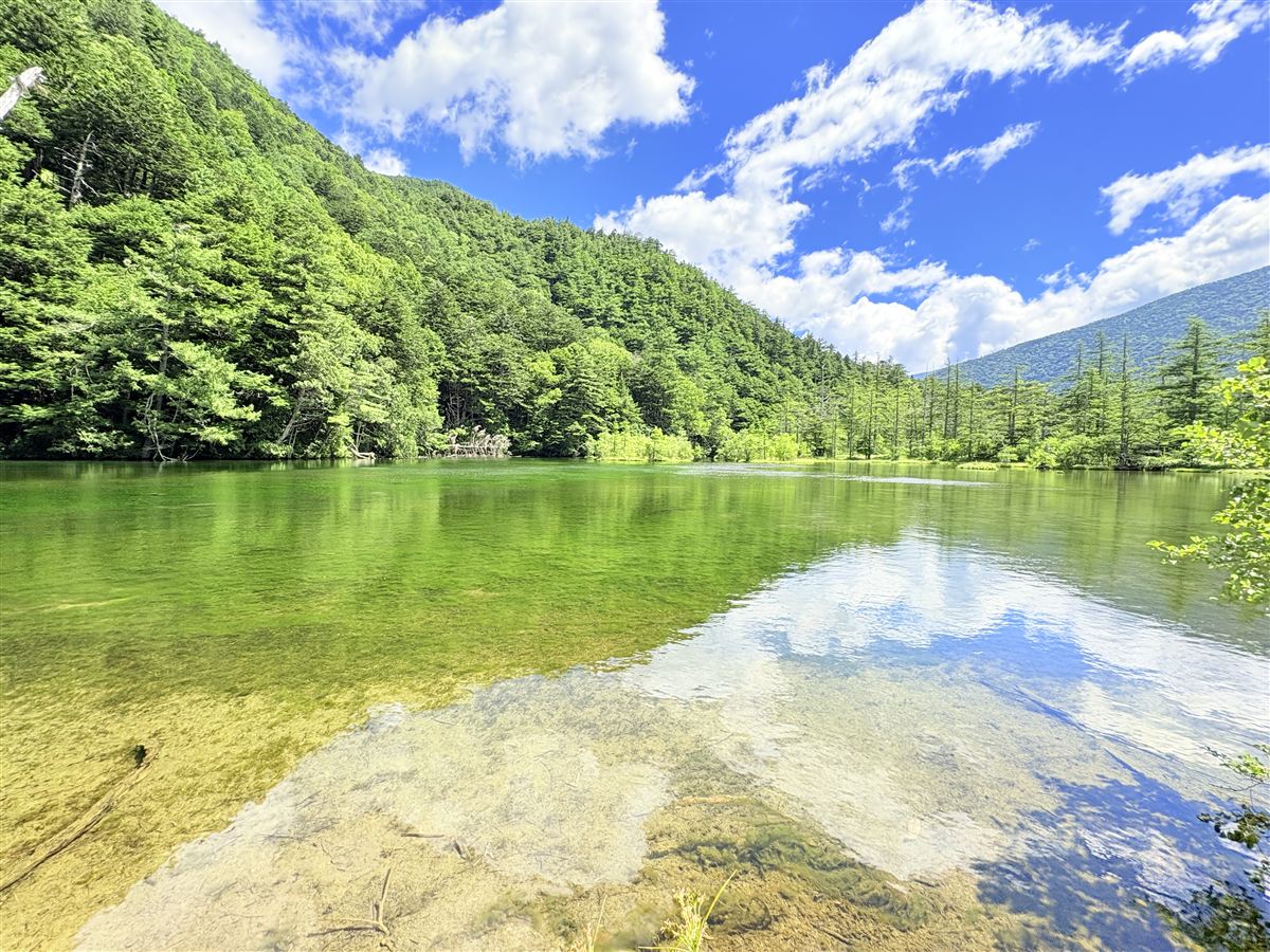 鏡のような明神池と穂高連峰