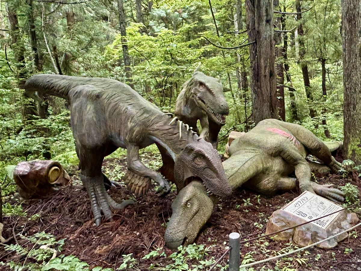 ディノパークの恐竜が獲物を襲うシーン