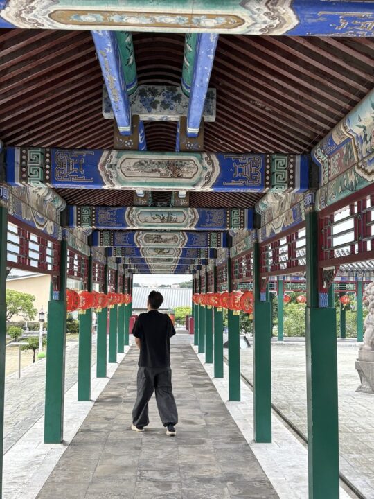 菊池市の泗水孔子公園内にある回廊を歩きながら異国情緒あふれる景色を楽しむ様子