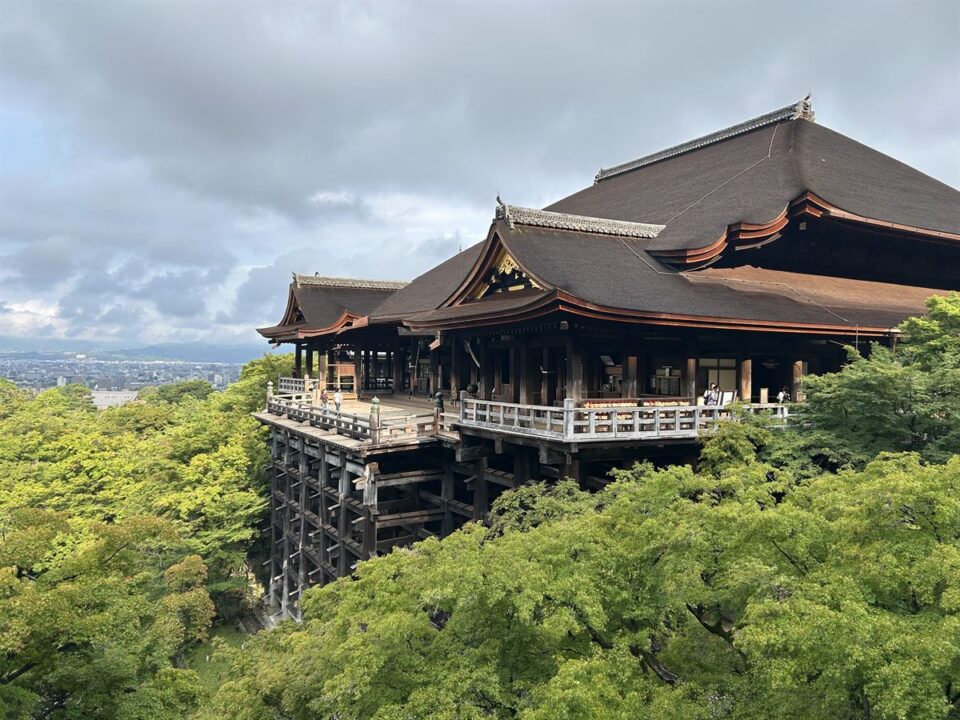 新緑の清水寺の舞台