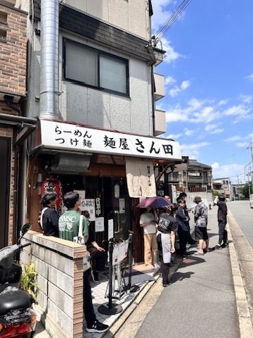 京都のラーメン店・麺屋さん田の行列