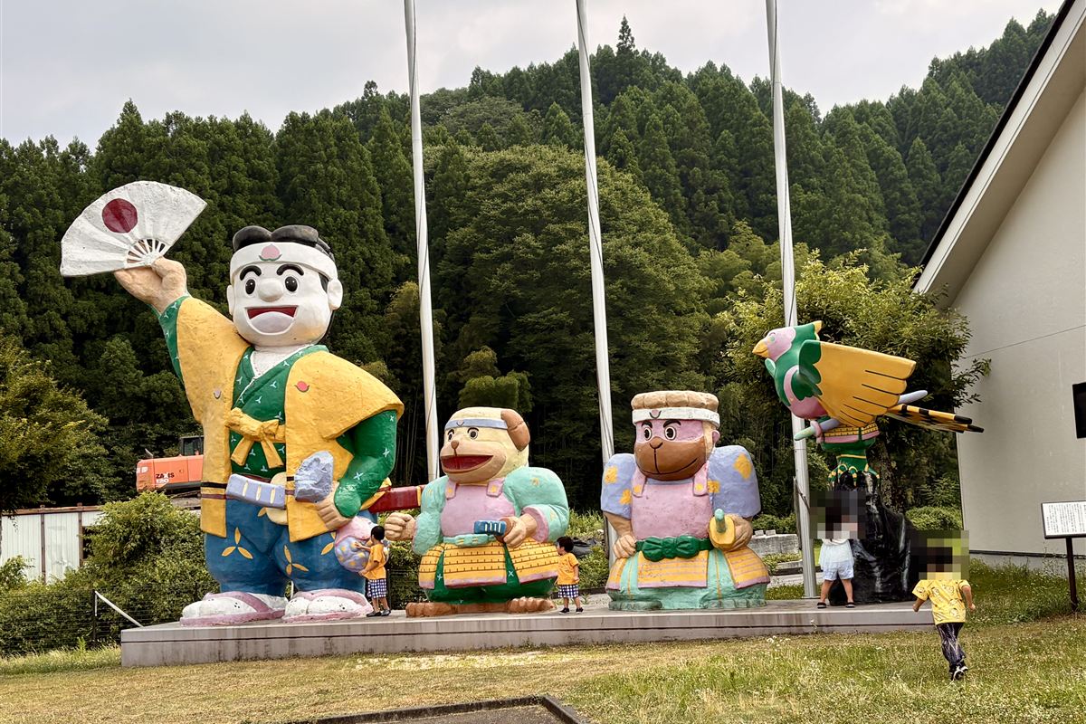 道の駅 童話の里くすの桃太郎一行の像
