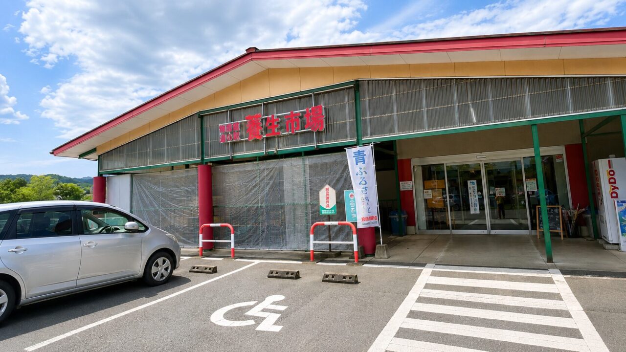 車中泊した熊本県菊池市の道の駅泗水養生市場の朝の外観