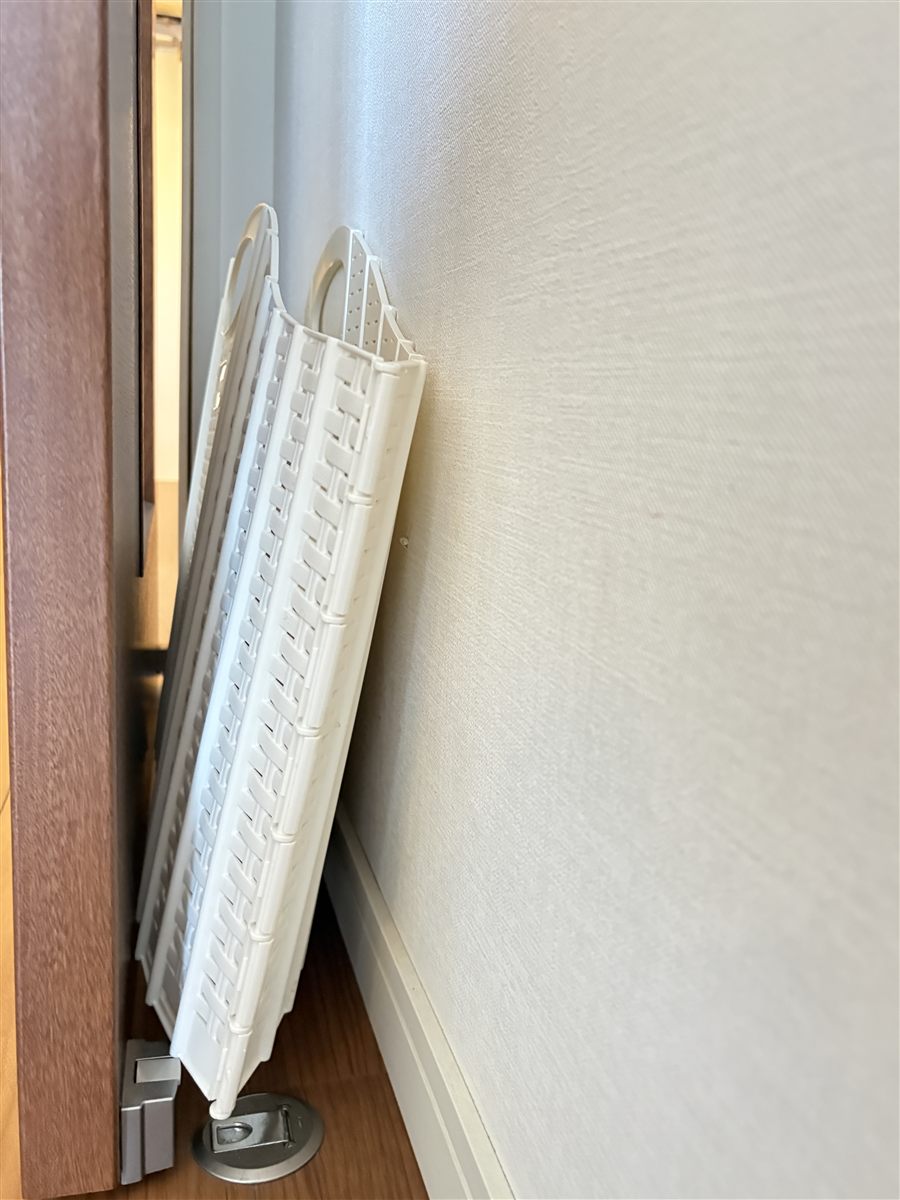 折りたたんで薄くしたランドリーバスケット