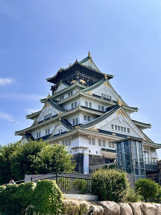 夏の青空にそびえる大阪城天守閣