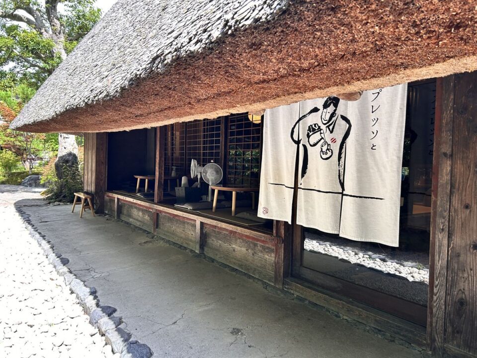 パンとエスプレッソと嵐山庭園の茅葺きの店構え